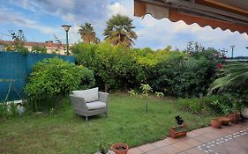 Cosy House With Garden Infront Of The Sea