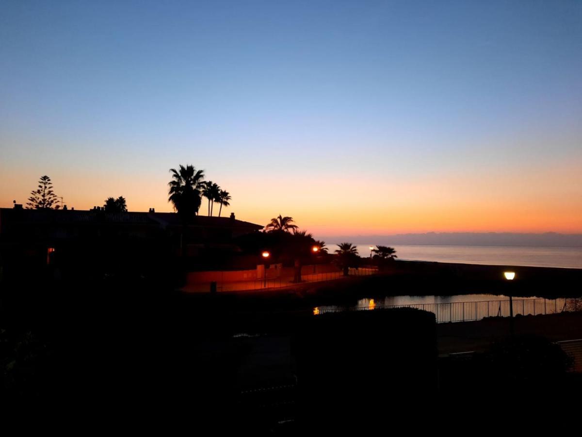 Apartamento Cosy House With Garden Infront Of The Sea Creixell Exterior foto
