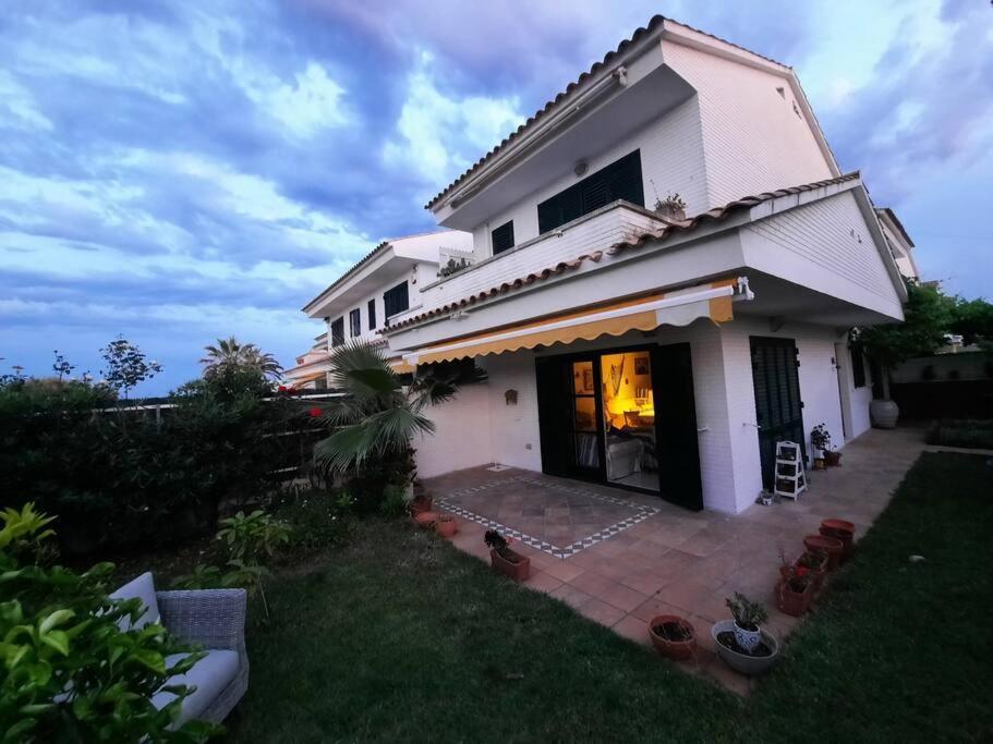 Apartamento Cosy House With Garden Infront Of The Sea Creixell Exterior foto