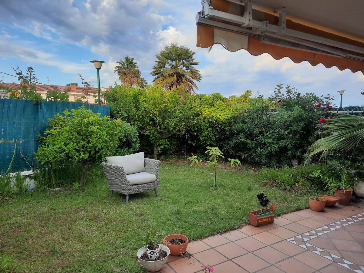 Apartamento Cosy House With Garden Infront Of The Sea Creixell Exterior foto